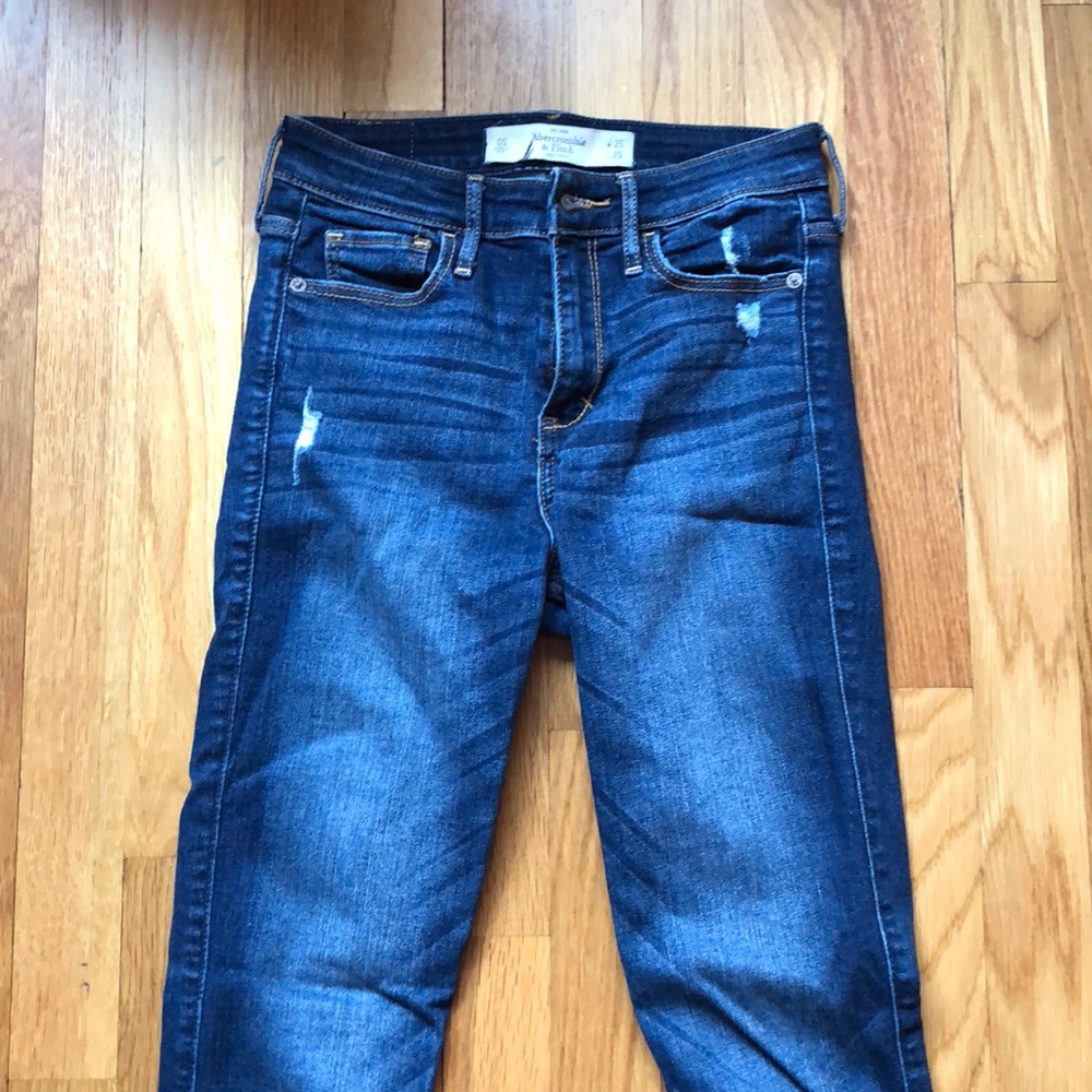 Slightly destroyed super high rise jeggings